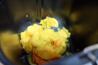 把蒸好的南瓜泥放在面包机内桶里；