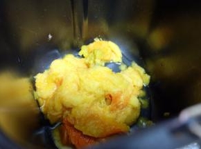 把蒸好的南瓜泥放在面包机内桶里；