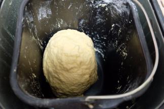 启动面包机揉面程序，一共启动两次，一次20分钟，共40分钟，第二次启动时把玉米油放进去；