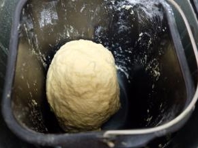 启动面包机揉面程序，一共启动两次，一次20分钟，共40分钟，第二次启动时把玉米油放进去；