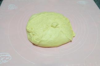 发酵完成的面团体积会比原来大两倍，内部会有蜂窝状，中间戳个洞不会塌不会缩，就是发酵完成了。取出放在揉面垫上，轻揉几下排气；（从冰箱里冷藏发酵出来的面团需要取出来回温20分钟左右再进行操作）