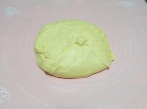 发酵完成的面团体积会比原来大两倍，内部会有蜂窝状，中间戳个洞不会塌不会缩，就是发酵完成了。取出放在揉面垫上，轻揉几下排气；（从冰箱里冷藏发酵出来的面团需要取出来回温20分钟左右再进行操作）