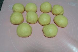 平均分成十个小面团，揉圆后盖上保鲜膜静置15分钟；