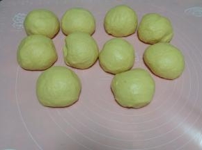 平均分成十个小面团，揉圆后盖上保鲜膜静置15分钟；