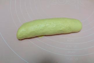 卷成一个长条形，收口的时候面皮的边缘部分要用擀面杖擀的再薄一些，这样卷起来以后形状会比较好，即使二次发酵后也不会变形；