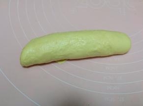 卷成一个长条形，收口的时候面皮的边缘部分要用擀面杖擀的再薄一些，这样卷起来以后形状会比较好，即使二次发酵后也不会变形；