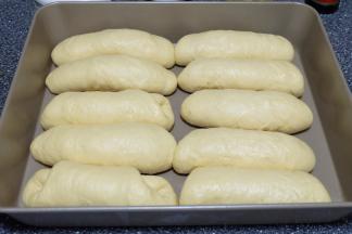 二次发酵完成的面包卷都已经变胖了！用手指轻轻碰触可以感受到面团的弹性很好；