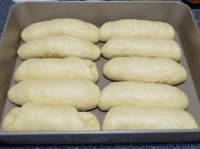 二次发酵完成的面包卷都已经变胖了！用手指轻轻碰触可以感受到面团的弹性很好；