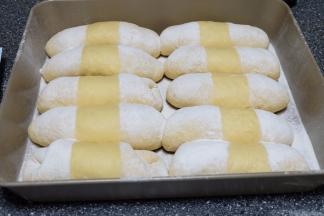 用两张长条形状的白纸盖住面包的中间，将面粉过筛到面包上，再把白纸去掉，就可以是图中的样子了；