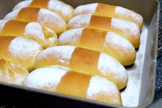 面包烤好了，加了南瓜的面包颜色黄灿灿的，很是漂亮；