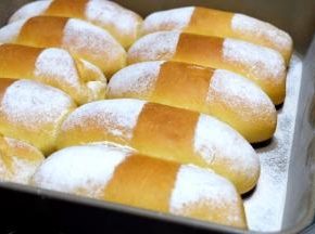 面包烤好了，加了南瓜的面包颜色黄灿灿的，很是漂亮；