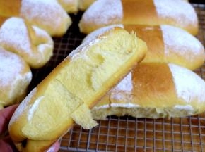 最喜欢看到这些胖乎乎的面包，看着它们在我的手里，从面粉变成了香喷喷的面包真的很有成就感，以前没接触烘焙的时候，是从来没有想过，自己可以亲手制作出美味健康的面包的，而现在，则是越做越喜欢了！家人也都很爱吃我做的面包，这一盘烤了十个，晚上烤出来的，出炉就被老公和女儿消灭了三根，大女儿边吃还边说：真是太好吃了！我好担心闺女以后会被我养成小胖子啊，还好老公总带她去爬爬山跑跑步做做运动也能消耗点热量。