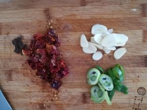 干辣椒切段，大葱切葱圈，大蒜切片。