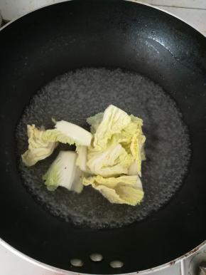 热水下锅，焯烫二分钟。备用。