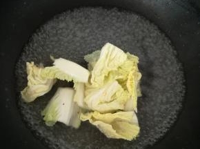 热水下锅，焯烫二分钟。备用。