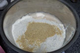 把酵母粉和清水融合，然后放进面粉和小麦胚芽。现在天气冷了，室温较低的地方建议用温水混合酵母粉，我这里虽然是北方，天气冷，但室内有暖气，所以凉水也是可以的；面粉的吸水性不同，水量可以稍做调整；（小麦胚芽可加可不加，如果不加的话，要适当减少水量）