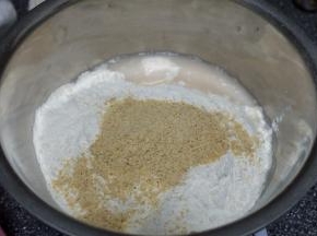 把酵母粉和清水融合，然后放进面粉和小麦胚芽。现在天气冷了，室温较低的地方建议用温水混合酵母粉，我这里虽然是北方，天气冷，但室内有暖气，所以凉水也是可以的；面粉的吸水性不同，水量可以稍做调整；（小麦胚芽可加可不加，如果不加的话，要适当减少水量）
