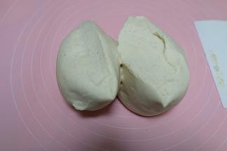 把面团揉至光滑，切开后无大气孔就可以了；揉好的面团一切为二；