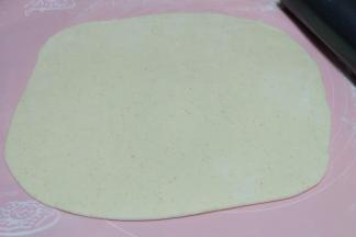 取其中一个面团擀开，尽量擀的正方形，这样比较好卷；