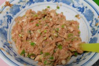 猪肉馅调拌好，我用的是后腿肉和五花肉混合绞成的肉馅，用盐、生抽酱油、蚝油、白砂糖、鸡粉、黑胡椒粉、香葱碎、鸡蛋液一起搅拌上劲后放置在一旁边备用，记得盖上保鲜膜，防止变干；