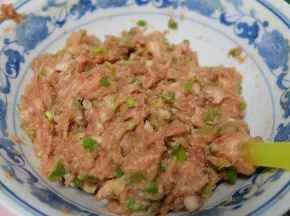 猪肉馅调拌好，我用的是后腿肉和五花肉混合绞成的肉馅，用盐、生抽酱油、蚝油、白砂糖、鸡粉、黑胡椒粉、香葱碎、鸡蛋液一起搅拌上劲后放置在一旁边备用，记得盖上保鲜膜，防止变干；
