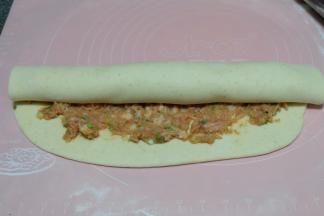 把面饼卷起来，最后收口的地方可以用擀面杖擀薄点，再卷起收口，这样面皮醒发后也不会影响造型 ；