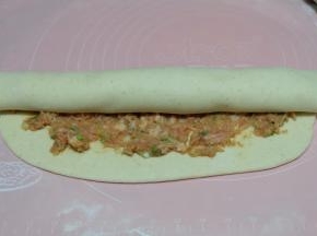 把面饼卷起来，最后收口的地方可以用擀面杖擀薄点，再卷起收口，这样面皮醒发后也不会影响造型 ；