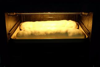 做了两个，正好一个盘子里能装下，放置蒸箱发酵30分钟（具体时间请根据自家发酵环境的温度来调整，发酵好的面团要比刚整型时的面团大一些，轻轻按上去有弹性，不会塌，不会有坑），再蒸30分钟；我用的是蒸汽烤箱，空间比较大，两个肉龙放在里面正好，是直的，如果是用蒸锅制作，可根据蒸锅大小调整肉龙的大小；蒸好以后先别着急打开盖，焖3－5分钟左右再打开取出来，蒸好的大肉龙白白胖胖的，不会回缩。