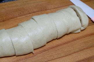 蒸好的肉龙切开就可以食用了。