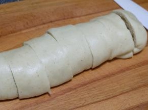 蒸好的肉龙切开就可以食用了。