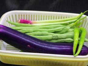 准备食材：茄子，四季豆、青辣椒、干辣椒、红头葱等；