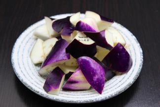 茄子洗净切块，清水浸泡3分钟，捞出沥干水；