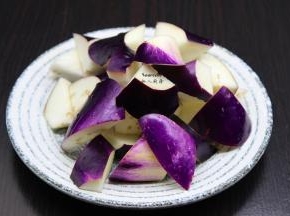 茄子洗净切块，清水浸泡3分钟，捞出沥干水；