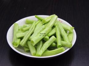 四季豆洗净去豆荚；