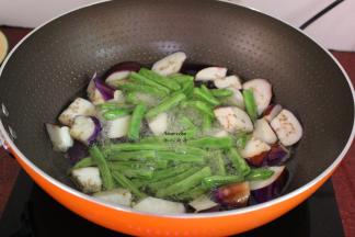 热锅，倒油，放入茄子、四季豆一起炸熟，捞出沥干油；