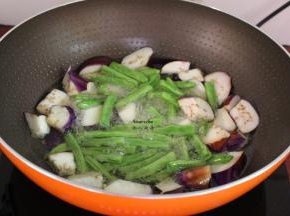 热锅，倒油，放入茄子、四季豆一起炸熟，捞出沥干油；