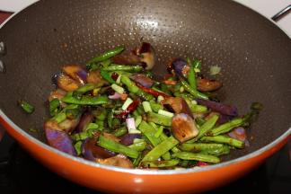 放酱油、盐、香葱炒均收汁即可