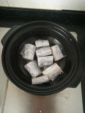 砂锅热油，放入带鱼，煎金黄。