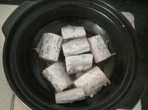 砂锅热油，放入带鱼，煎金黄。