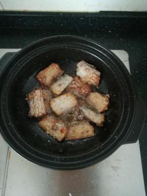 翻面，把另一面也煎至金黄。盛出，备用。