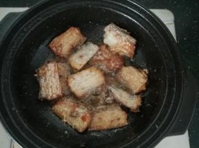 翻面，把另一面也煎至金黄。盛出，备用。