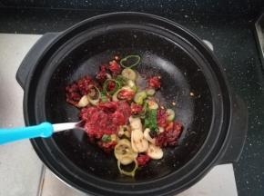 加入一勺豆辨酱，