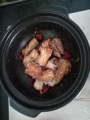 再放入煎好的带鱼