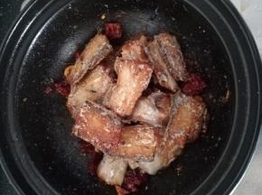 再放入煎好的带鱼