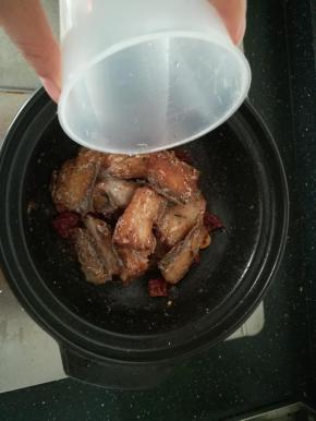 接着加入适量的水。