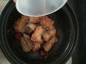 接着加入适量的水。