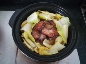 放入焯好水的白菜。小火焖烧十分钟左右即可。