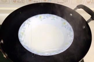 上锅蒸熟10分左右，表面凝固且没有液体即可。（可以不盖保鲜膜）