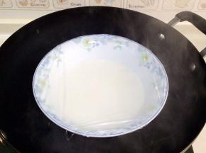 上锅蒸熟10分左右，表面凝固且没有液体即可。（可以不盖保鲜膜）