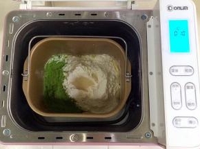除黄油以外的面包材料都放入面包桶内（先液体后粉类的顺序，糖和盐对角放），在面粉中间挖个洞，把酵母粉倒入，启动和面程序。